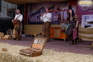 Band Donner und Doria spielt mit mittelalterlichen Instrumenten auf der Bühne im Schlossinnenhof.