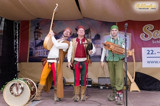 Die Band Irregang bestehend aus 3 Personen steht auf der Bühne im Schlossinnenhof und macht Musik
