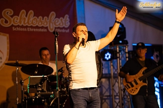Band MusicTrain musiziert auf der Bühne im Festzelt