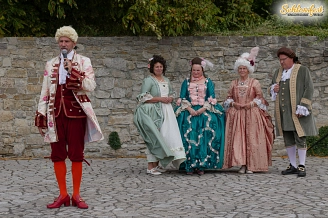 Die Barocktanzgruppe Schloss Ehrenstein präsentiert Tänze auf der Barockbühne im Schlosspark