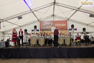 Gräfenhainer Blasmusikanten spielen Blasmusik im Festzelt