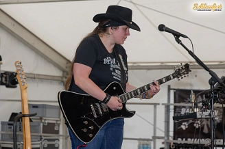Countrymusik auf Gitarre von Sängerin Jenny Walker