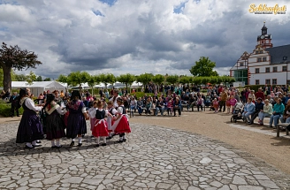 Kindertrachtentanzgruppe tanzt auf der Barockbühne am Schloss Ehrenstein vor zahlreichen Zuschauern
