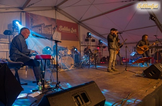 Musiker der Band Kirches Crazy People musizieren auf der Bühne im Festzelt.