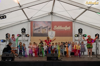 Auftritt der Kinder von der Kita Kleine Rasselbande auf der Bühne im Festzelt.