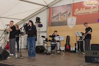 Schülerband des Gymnasium Gleichense auf der Bühne im Festzelt