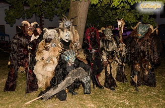 Die Thüringer Bergteufel präsentieren sind mit ihren Masken und Gewändern auf dem Schlossfest 2025