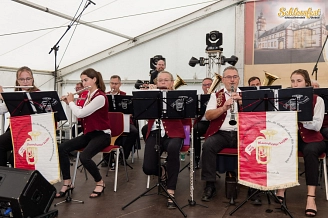 Wölfiser Blasmusikanten spielen auf der Bühne im Festzelt
